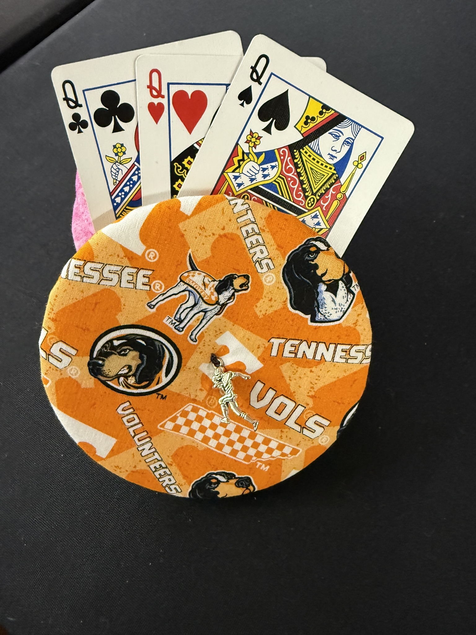 tennessee vols playing cards holder with football player charm