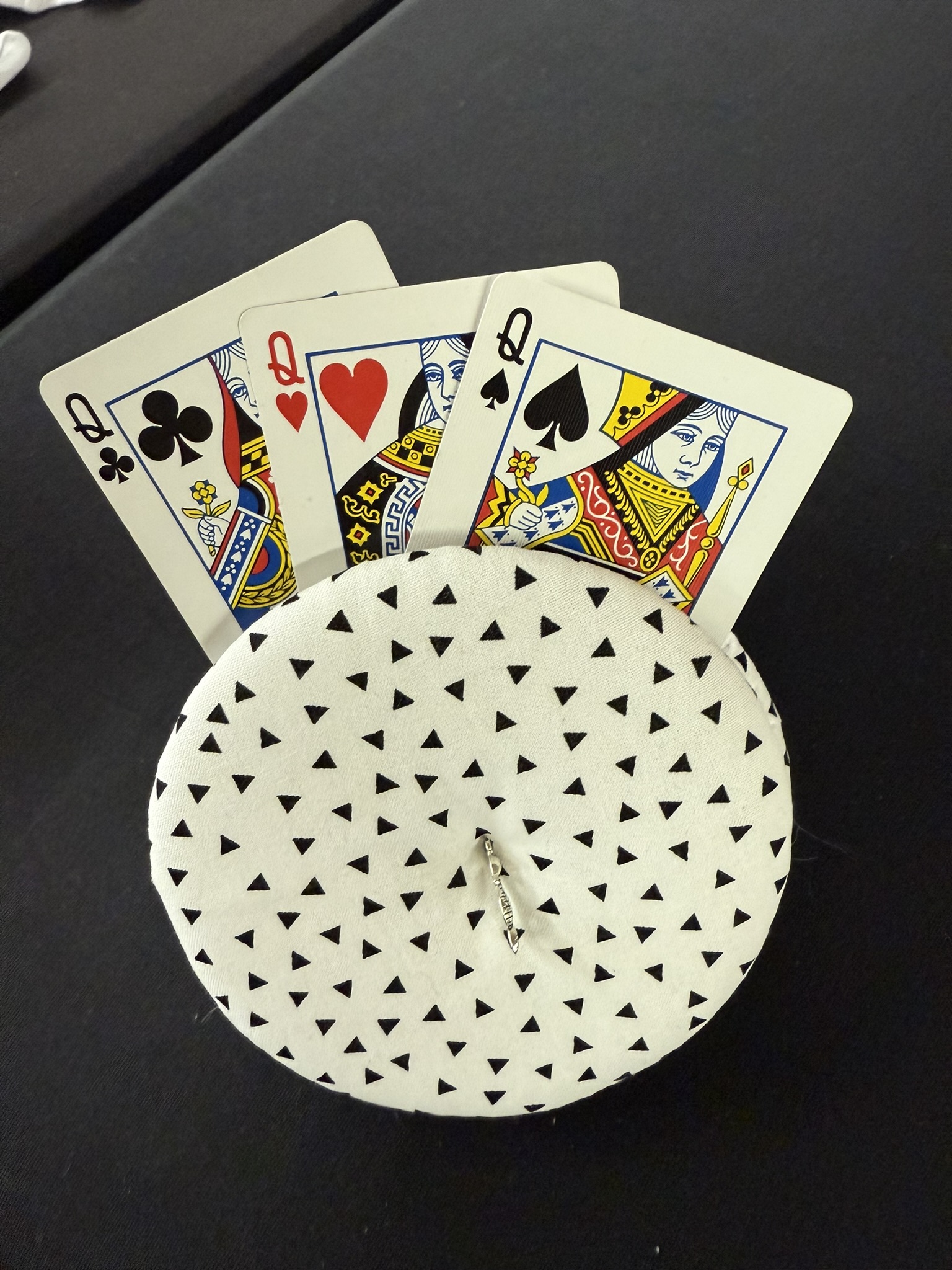 white with black triangles pattern playing cards holder