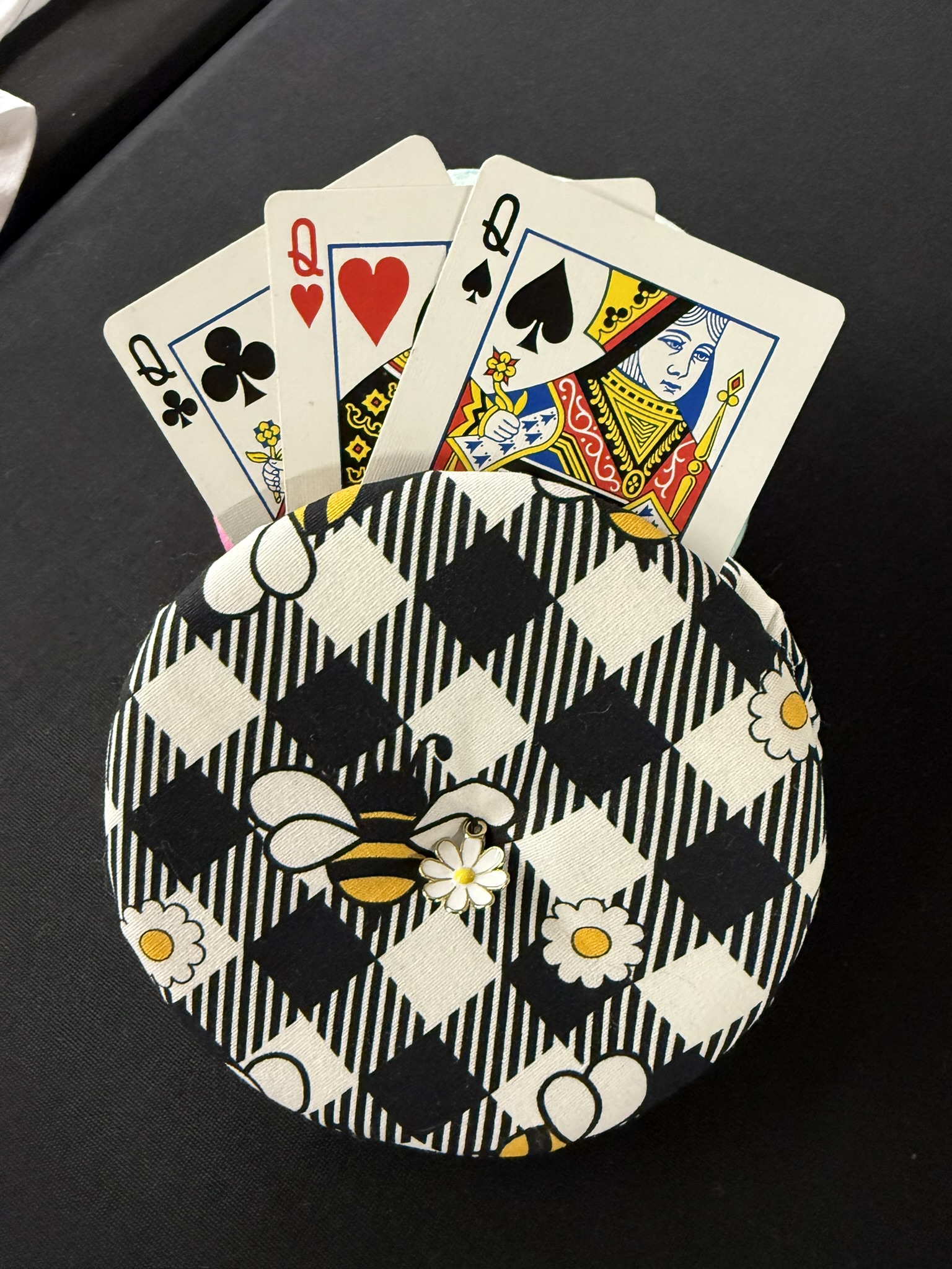 bee pattern playing cards holder with white flower charm